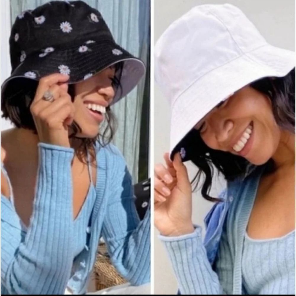 Alice + Olivia Daisy Floral Print Black White Reversible Bucket Hat y2k 90s NWOT